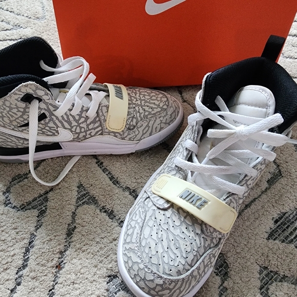 Nike Air Jordan Size 1Y kids - Picture 2 of 5